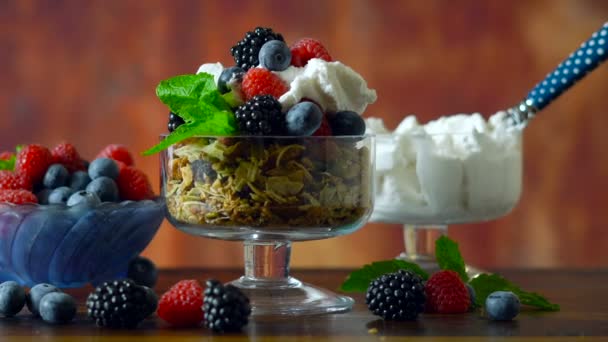 Desayuno de granola paleo gratuito con leche de coco y fruta fresca . — Vídeos de Stock