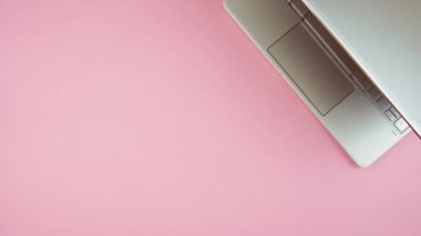 Dokunmatik ekranlı aşırı kadınsı çalışma alanı PC stop hareket zaman çizelgesi canlandırması.