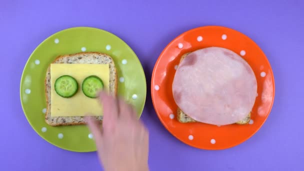 Terug naar school leuk lunches concept, het maken van kinderen gezichten sandwiches — Stockvideo