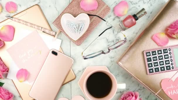 Ultra vrouwelijke roze bureau werkruimte met rose gouden accessoires flatlay. — Stockvideo