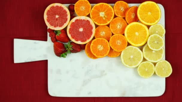 무지개 색깔 과일 조각들로 된 움직 이는 과일 접시 대회를 중지하라. — 비디오