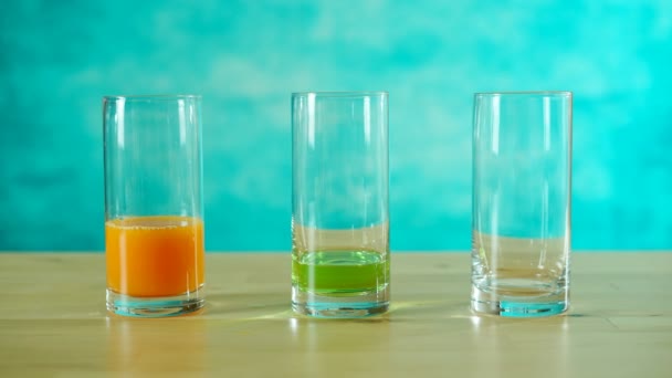 Stoppa Rörelse Orange, Äpple och Tomat juicer fylla dricksglas. — Stockvideo