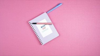 Okula ya da çalışma alanına renkli kırtasiye düz konum dur hareketi ile metin.
