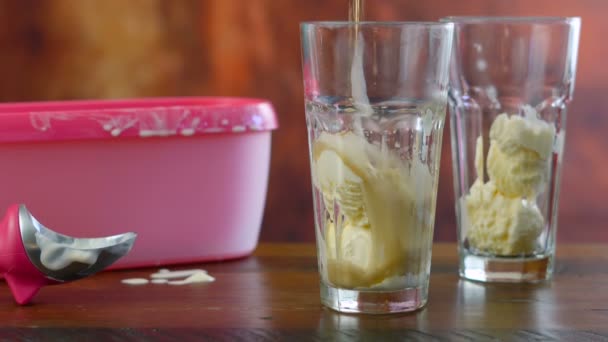 Preparación de refrescos de helado de cola de vaca negra flota . — Vídeo de stock