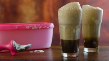 Siyah inek kolasını hazırlıyorum. Dondurmalı soda..