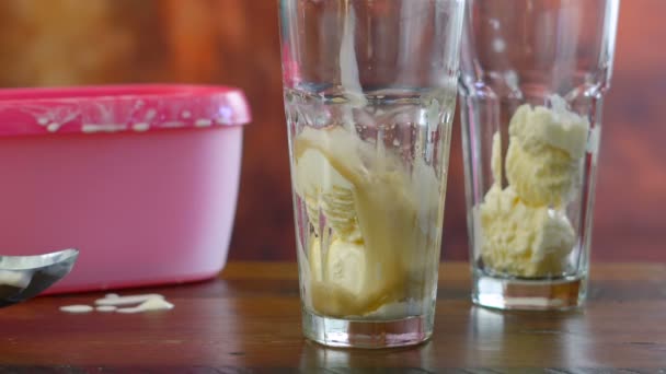 Preparing black cow cola ice cream soda floats. — Stock Video