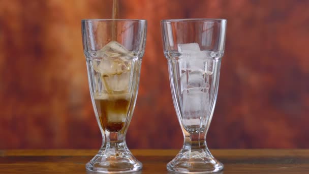 Pouring cola soft drink on ice in tall cafe glasses, time lapse. — Stock Video