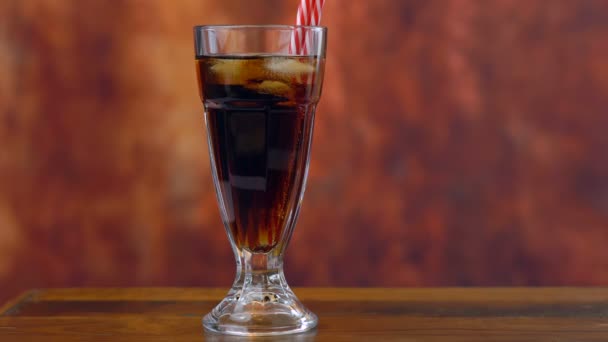 Pouring cola soft drink on ice in tall cafe glasses. — Stock Video