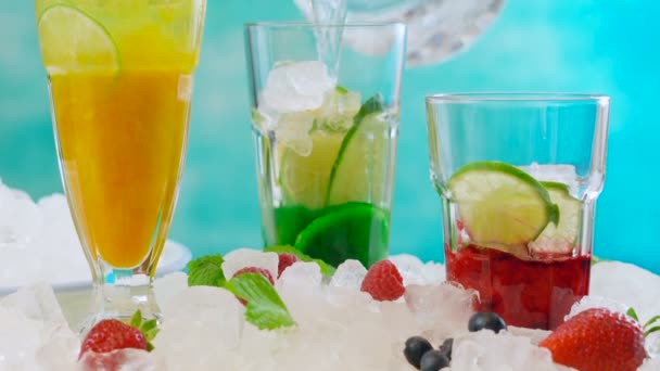 Sommerliche Spritzer-Getränke mit Obst und Mineralwasser zubereiten. — Stockvideo