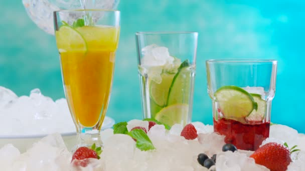 Sommerliche Spritzer-Getränke mit Obst und Mineralwasser zubereiten. — Stockvideo