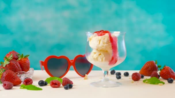 Elaboración de helado de bayas y vainilla gourmet sundae time lapse . — Vídeos de Stock