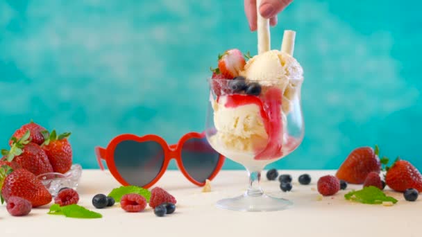 Membuat gourmet berry dan vanilla ice cream sundae — Stok Video