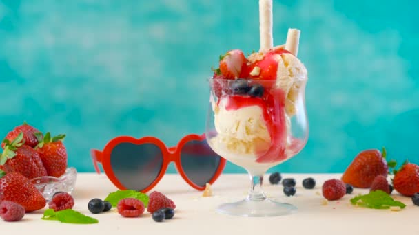 Membuat gourmet berry dan vanilla ice cream sundae — Stok Video