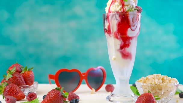 Membuat gourmet berry dan vanilla ice cream sundae — Stok Video
