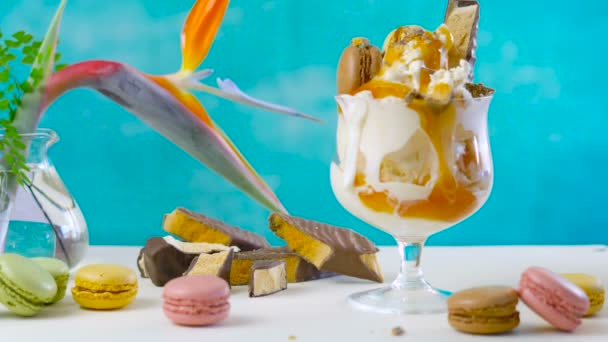 制作美味焦糖和蜂窝状冰淇淋圣代 — 图库视频影像