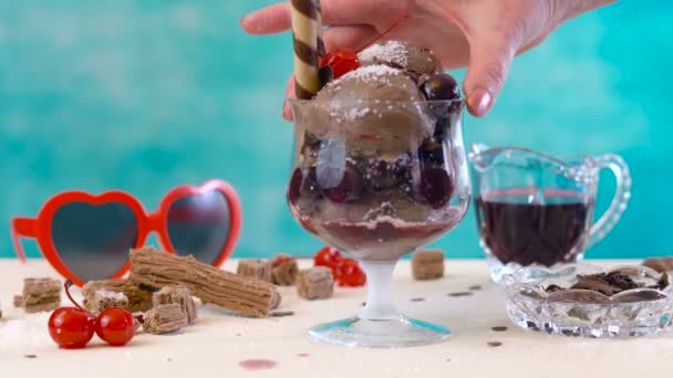 Fare gelati al cioccolato e cocco sundaes . — Video Stock