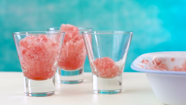 Vorbereitung sommerlicher erfrischender Wassermelonen-Granita-Desserts — Stockvideo