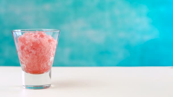 Vorbereitung der sommerlichen erfrischenden Wassermelonen-Granita-Desserts im Zeitraffer. — Stockvideo