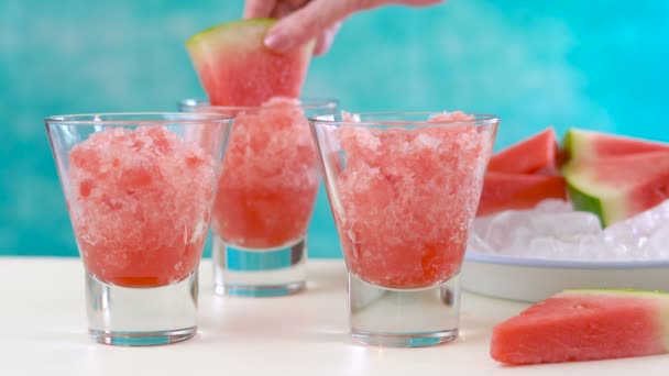 Förbereda Sommar uppfriskande Vattenmelon granita desserter — Stockvideo