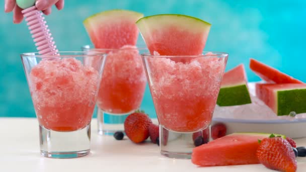 Příprava osvěžujících dezertů z melounové granity v létě — Stock video