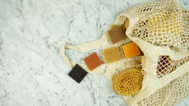Sıfır atık, plastiksiz, çevre dostu ev ürünleri Flatlay stop motion.