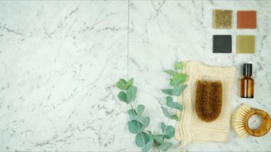 Sıfır atık, plastiksiz ev tipi düz konum duruşu hareketi animasyon metni ile.