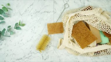 Sıfır atık, plastiksiz, çevre dostu ev ürünleri Flatlay stop motion.