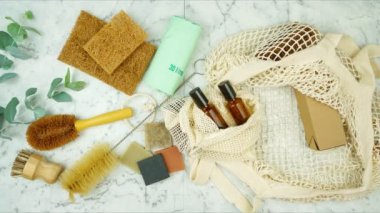 Sıfır atık, plastiksiz ev tipi düz konum duruşu hareketi animasyon metni ile.