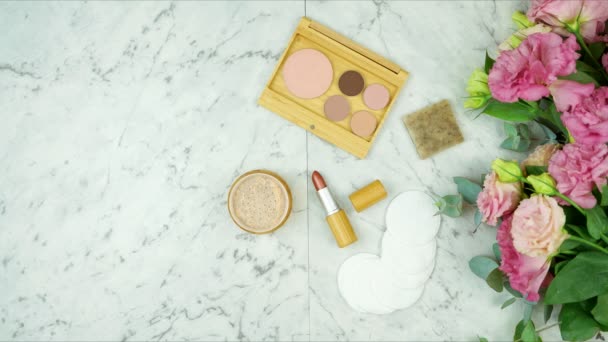 Zero-waste, plastic-free household flatlay stop motion with animated text. — Stock Video