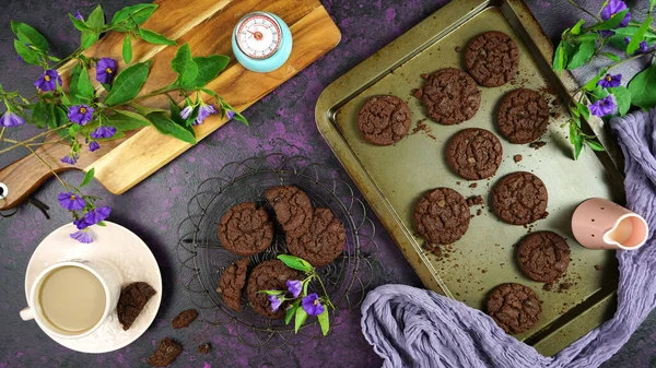 Cozimento duplo chocolate chip cookies caseiros conceito criativo flat lay . — Fotografia de Stock