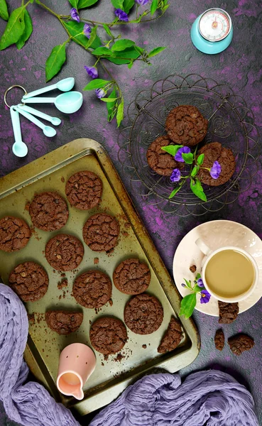 Cozimento duplo chocolate chip cookies caseiros conceito criativo flat lay . — Fotografia de Stock