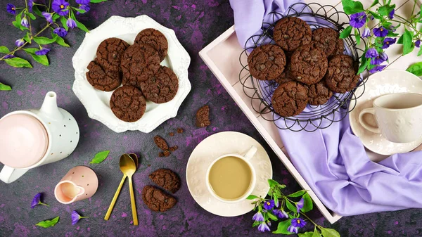 Sirviendo galletas caseras recién horneadas de doble chispa de chocolate en bandeja rosa . —  Fotos de Stock