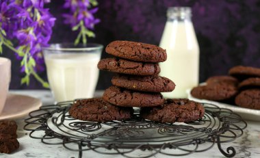 Çift katlı ev yapımı çikolatalı kurabiyeler..