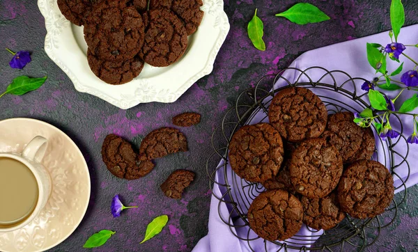 Servieren frisch gebackene Double Chocolate Chip hausgemachte Kekse auf rosa Tablett. — Stockfoto