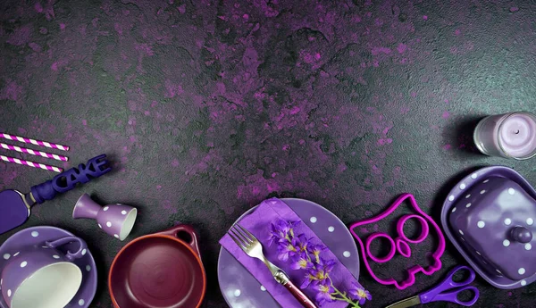 Purple aesthetic creative concept flatlay with purple theme tableware. — Stock Photo, Image