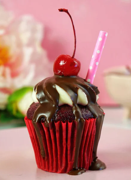 Red velvet cupcakes with chocolate sauce and cherries. — Stock Photo, Image