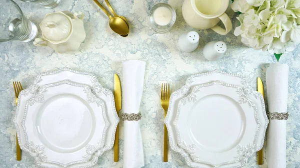Bílá estetika jemné porcelánové události stůl místo nastavení horní pohled byt ležel. — Stock fotografie