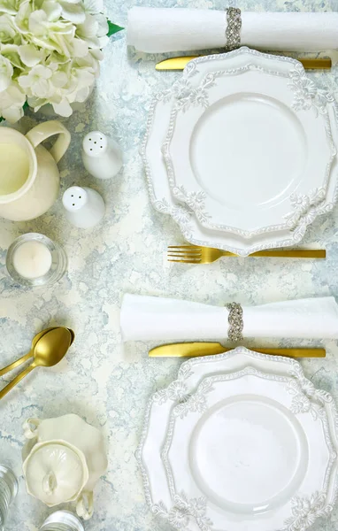 Fehér esztétikai finom porcelán események asztali hely beállítások felső nézet lapos laikus. — Stock Fotó