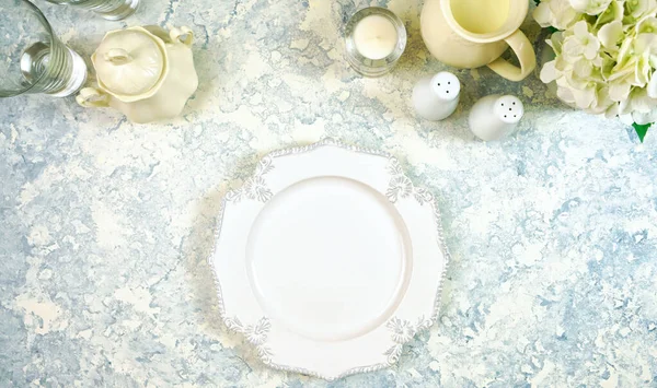 Blanc esthétique fine porcelaine événements table placer paramètres vue dessus plat lay. — Photo