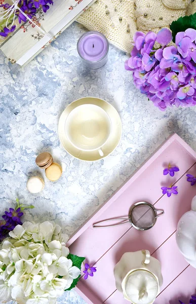 Relaxační doma s levandulovým čajem ve stylu hygge, starými knihami a útulným svetrem. — Stock fotografie