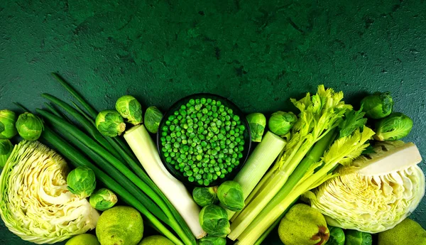 Groen fruit en groenten voor een feilloze eliminatie van diëten en gezond eten. — Stockfoto