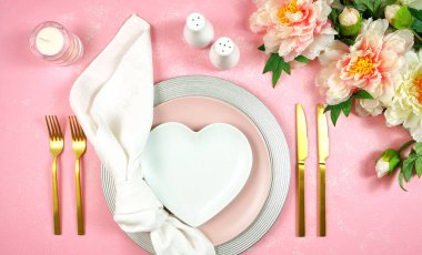 Pembe estetik zarif Çin etkinlikleri masası düzleştiriliyor.