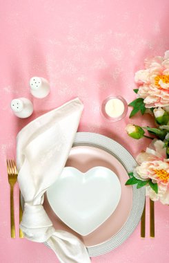 Pembe estetik zarif Çin etkinlikleri masası düzleştiriliyor.