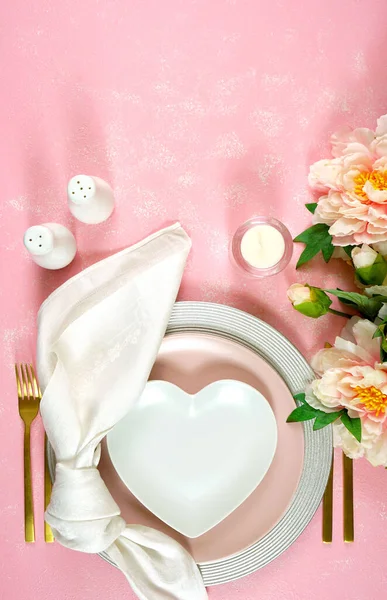 Pink aesthetic elegant fine china events table place setting flat lay. — Stock Photo, Image