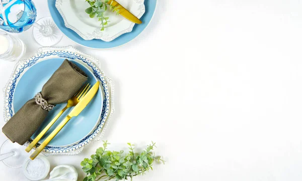 Элегантный тонкий фарфор события таблице настройки в синий белый и золотой теме . — стоковое фото