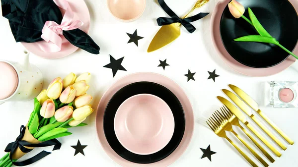Moderne rosafarbene, schwarze und goldene Tischdekoration von oben flach legen. — Stockfoto