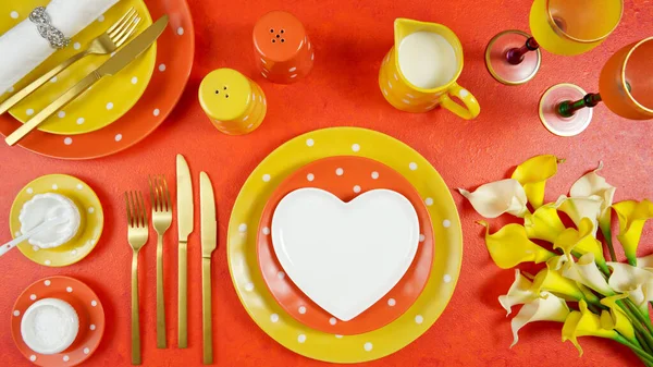 Orange and yellow aesthetic modern events table place setting top view flat lay. — Stock Photo, Image