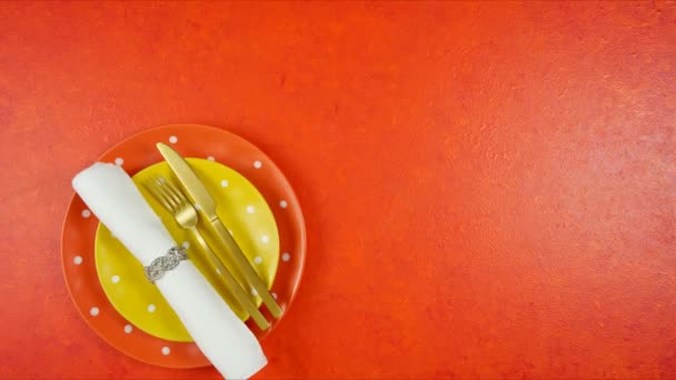 Orange and yellow aesthetic modern events table place setting top view flat lay. — Stock Video