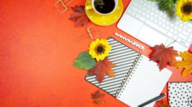 Sonbahar Sonbahar Masaüstü Çalışma Alanı Günlük başlığı düz yatıyordu.