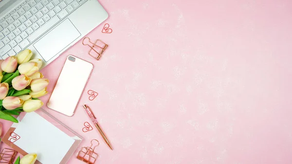 Féminin rose bureau espace de travail blog en-tête tête plat lay. — Photo
